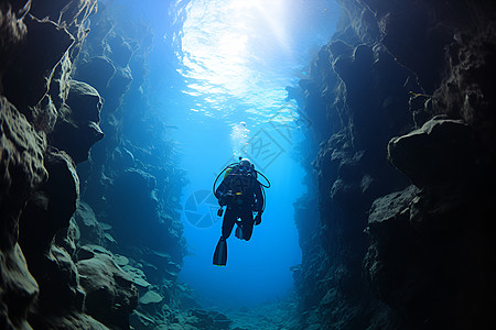 海洋洞穴中的潜水员高清图片
