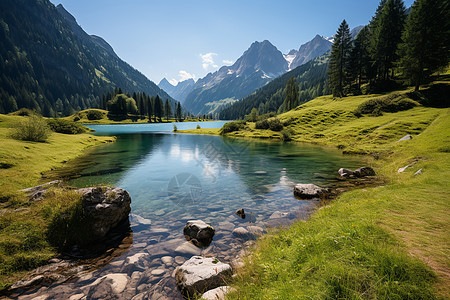 山间湖泊的美丽景观图片