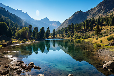 湖岸山石碧空蓝湖的美丽景观图片