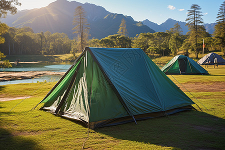 丛林湖畔露营的帐篷图片