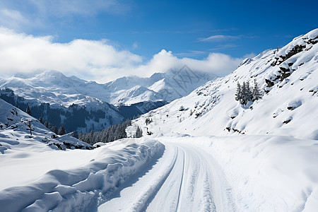 冬日白雪覆盖的山脉景观图片