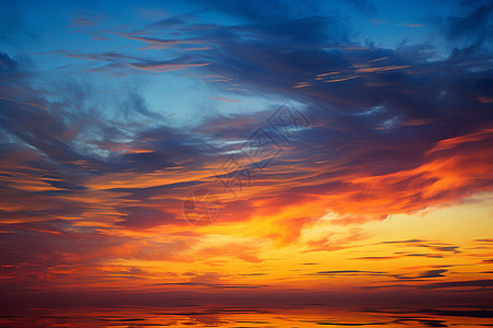 夕阳余晖下的彩色云彩图片