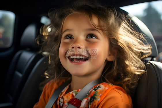 汽车里的快乐女孩图片