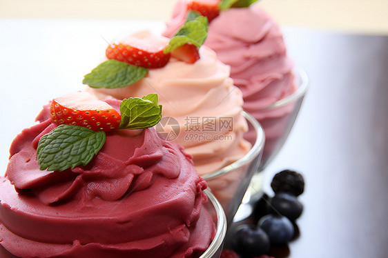 五彩斑斓的水果冰淇淋图片