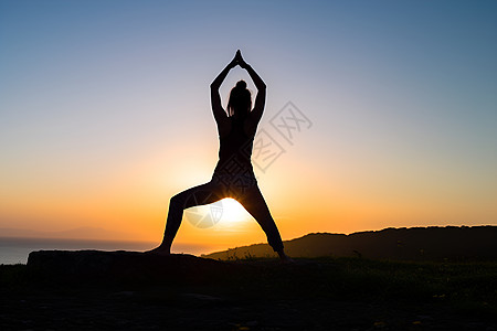 瑜伽锻炼的女子背景图片