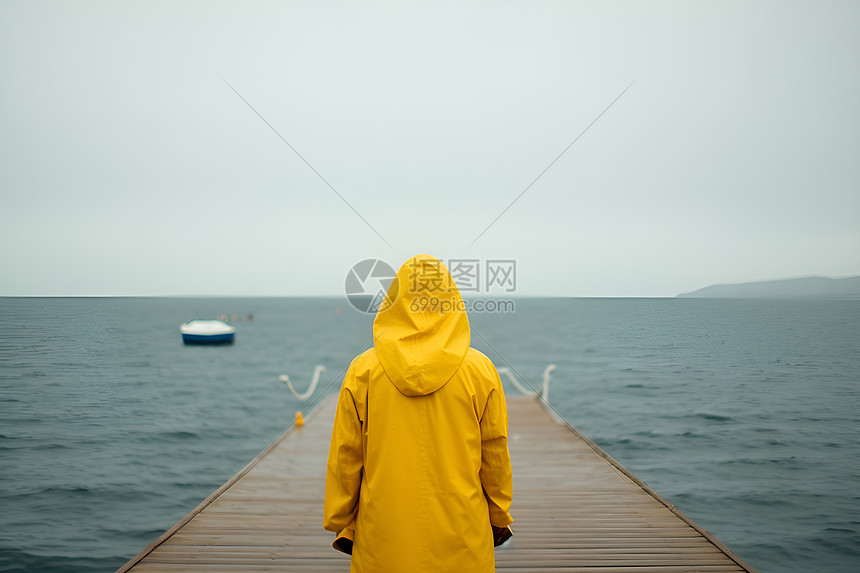 木桥上穿着黄色衣服的人图片