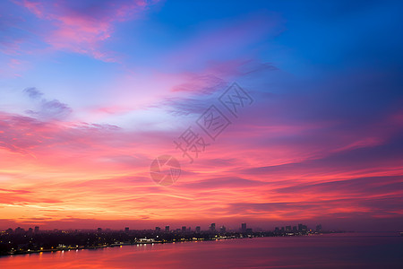 夕阳映照下的水边城市图片