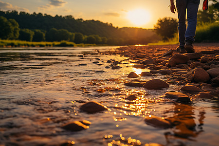 日落下的河岸背景图片