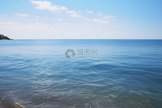 宁静蔚蓝的一片大海图片