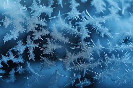 朦胧玻璃上的蓝色雪花图片