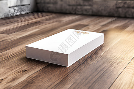 木地板上的白色卡片图片