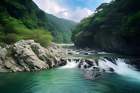 山脉中的瀑布流水背景图片