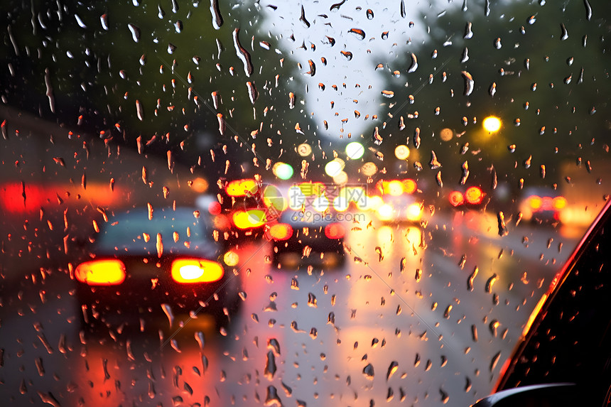 夜晚下的雨中车辆图片