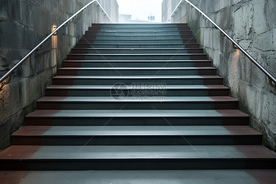 灰白色楼梯图片