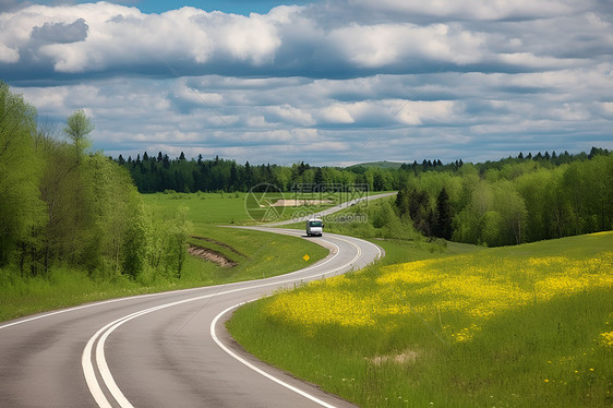 一辆汽车行驶在道路上图片