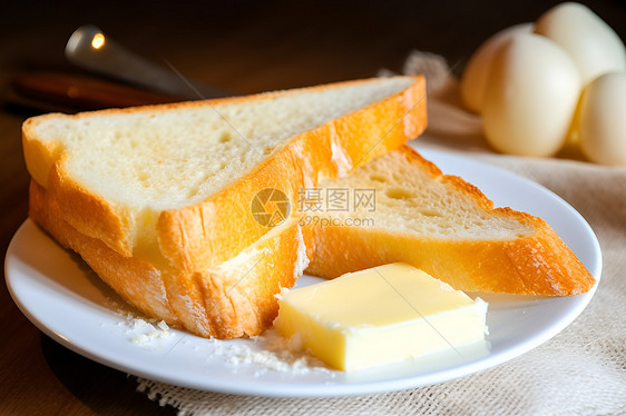 盘子里的黄油和面包图片