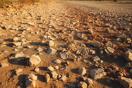 沙漠泥土中的石头图片