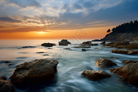 夕阳下的海滩岩石图片