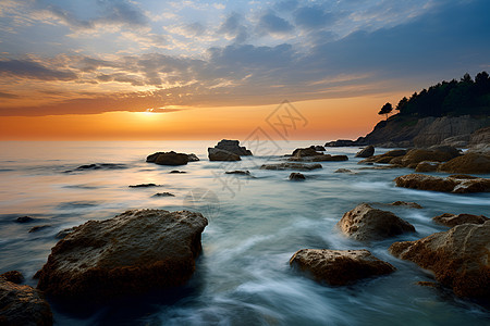 夕阳下的海滩岩石背景图片