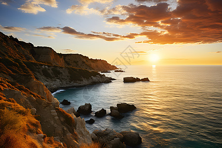 夕阳下的海岸线背景图片