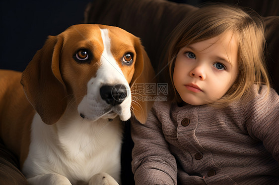 沙发上的狗狗和女孩图片