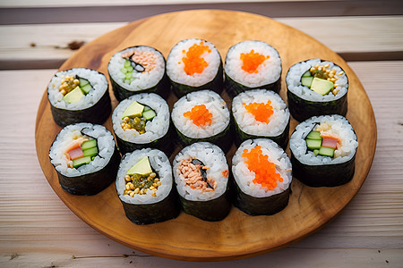 木板上的食物寿司图片