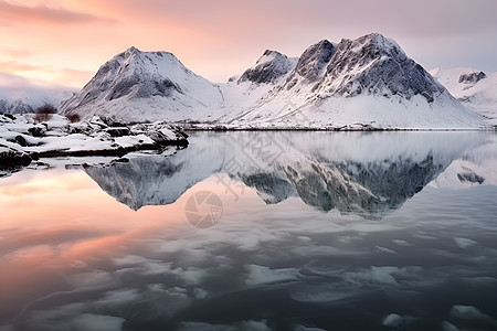 日出时的冰雪山脉图片