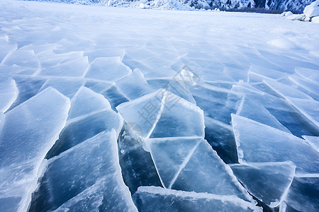 冰封湖泊下的迷雾图片