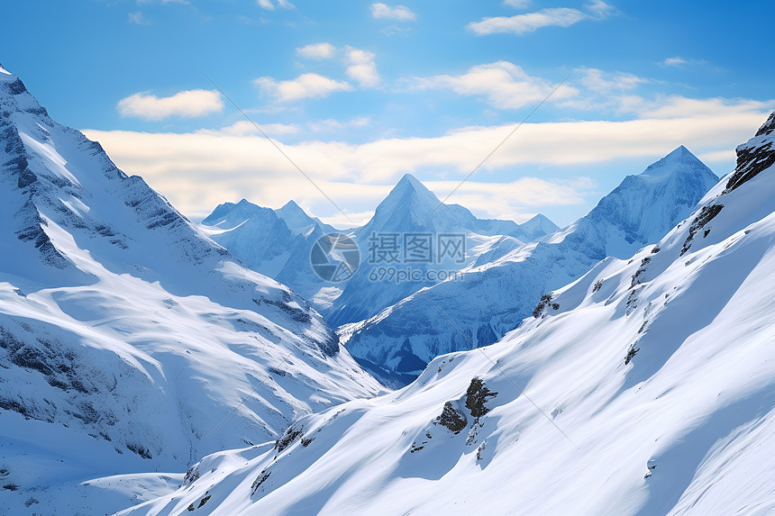 白雪皑皑的山坡图片