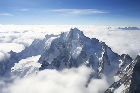 蓝天下的云海和雪峰图片