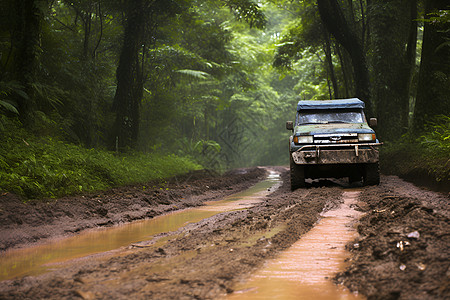 一辆车车在泥泞的森林路上行驶图片