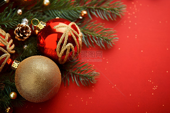 圣诞树上的饰品红色背景图片