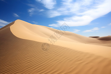 沙漠天空中的沙丘图片