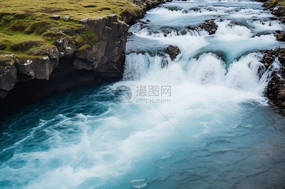 奔腾瀑布的风景图片