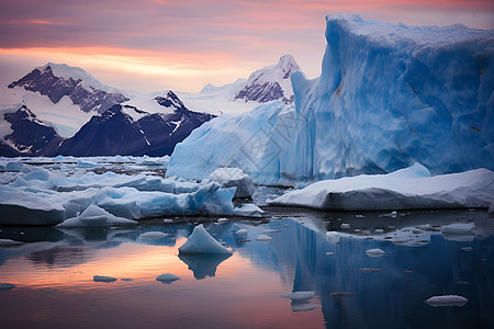 冰山映照的夕阳美景图片