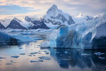 冰山漂浮在水面上图片