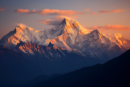 拥抱自然雄伟壮丽的雪山背景