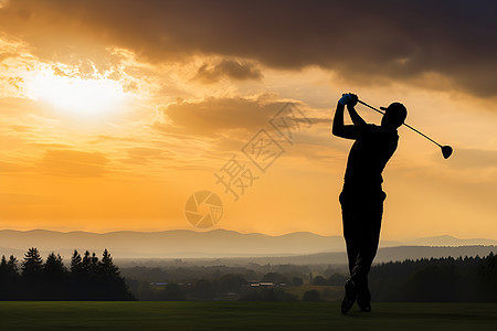 夕阳下打高尔夫球的人背景图片