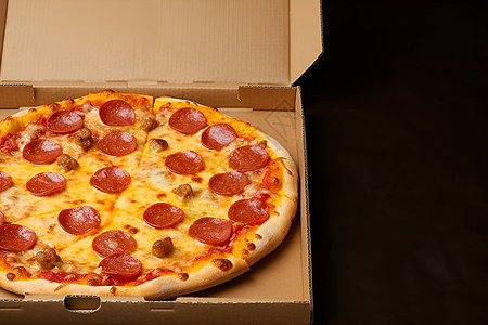 披萨盒里的缺了一块馅饼和一块皮的披萨图片