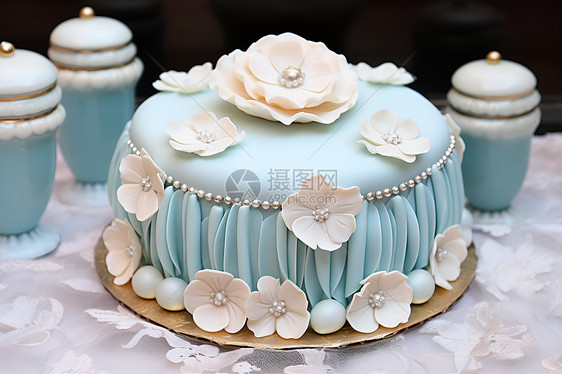 蛋糕上铺满了白色花朵图片