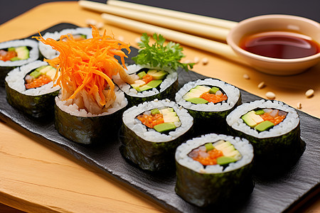 健康的寿司和胡萝卜丝背景图片