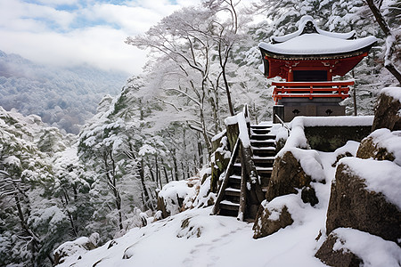 山脉上的塔建筑和冰雪图片