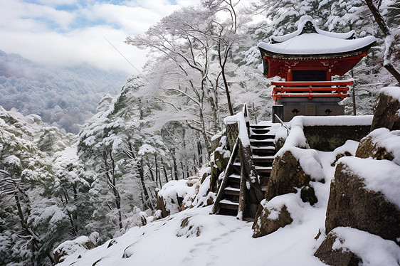 山脉上的塔建筑和冰雪图片