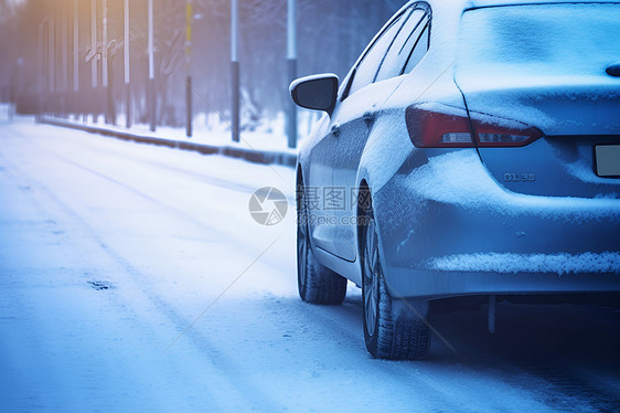 冬季雪地中行驶的车辆图片