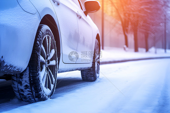 雪地中行驶的汽车图片