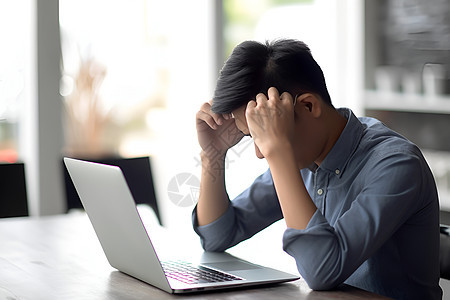 电脑前疲倦的男性背景图片