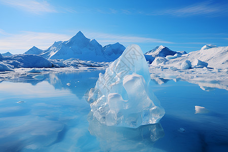 冰山漂浮在湖面上图片