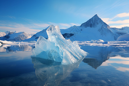 冰山漂浮于湖面之上图片