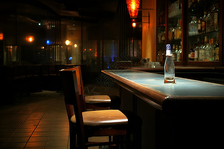 一个黄昏的酒吧柜台图片