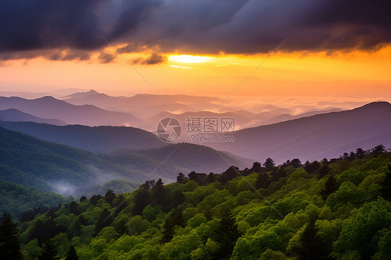 落日余晖的山峰图片